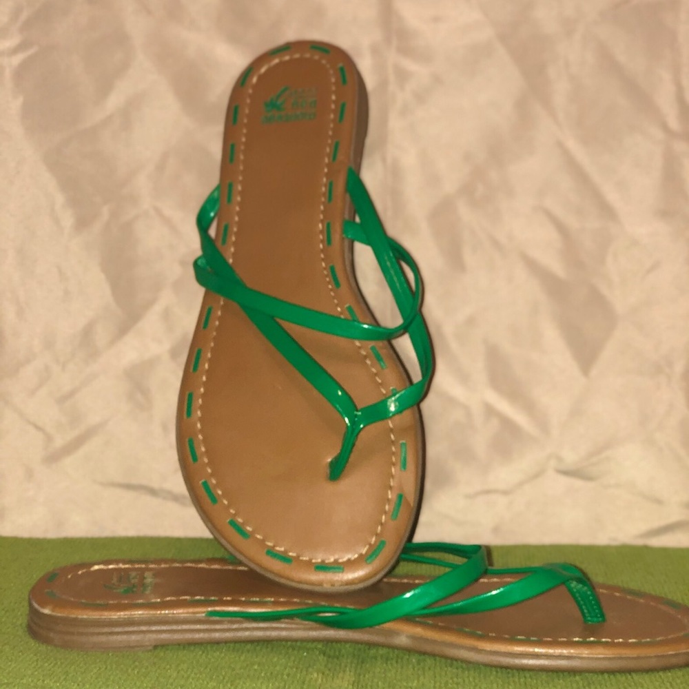 Cute Size 8 green flip flops